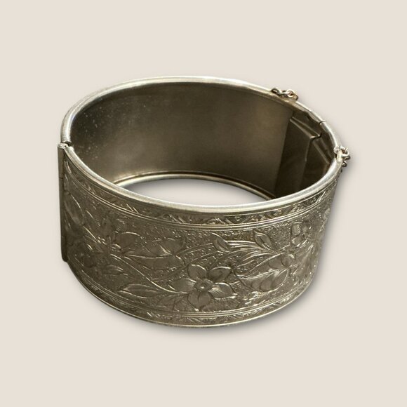 Vintage Antique Silver Floral Engraved Hinged Bangle Bracelet - Picture 2 of 6